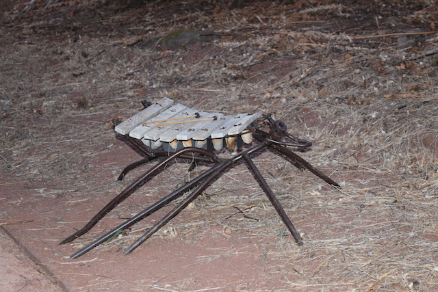 Insecte géant sculpture instrument de musique pour le plein air en métal et terre cuite